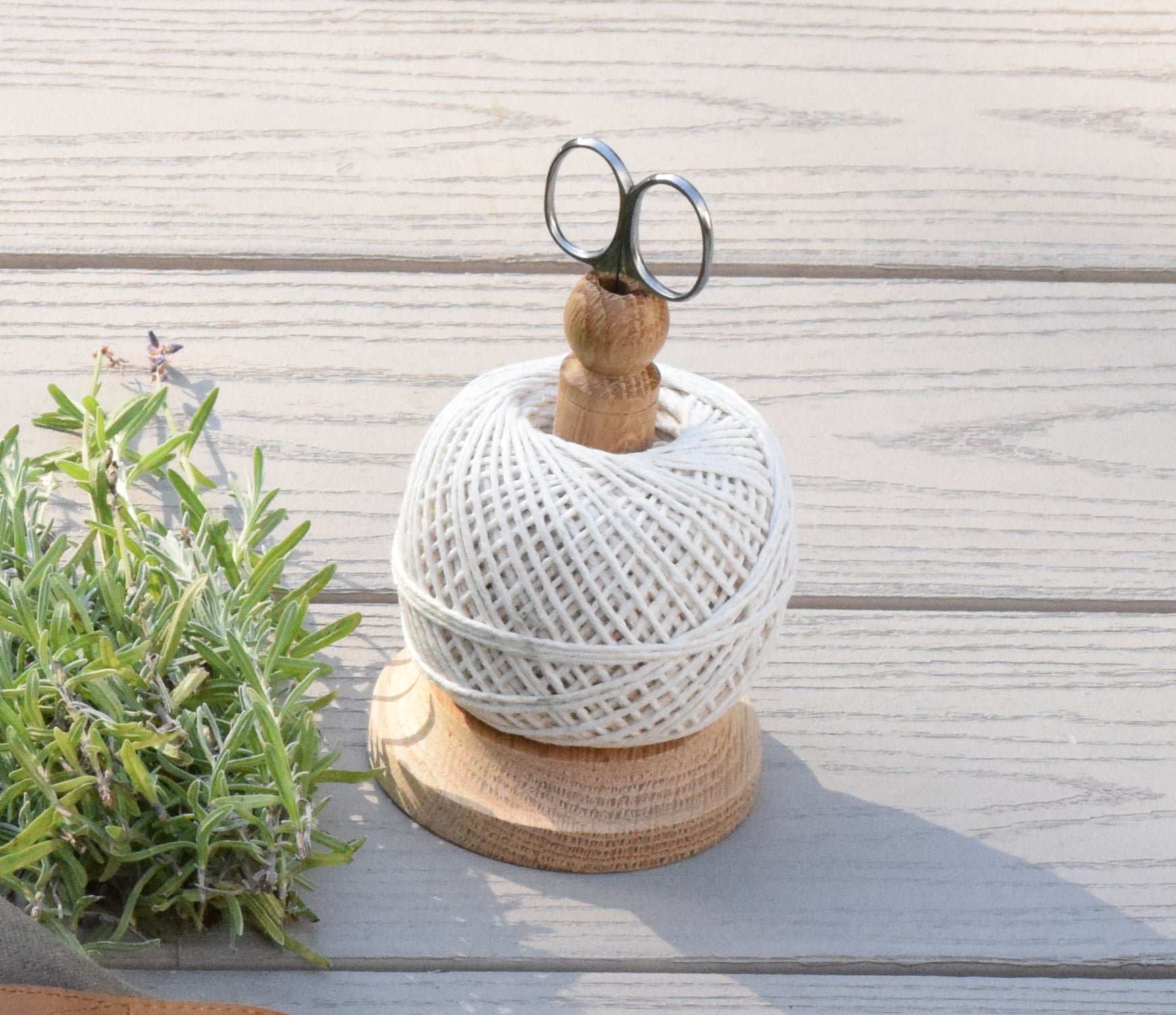 String Tidy with scissors - Earth & Nest